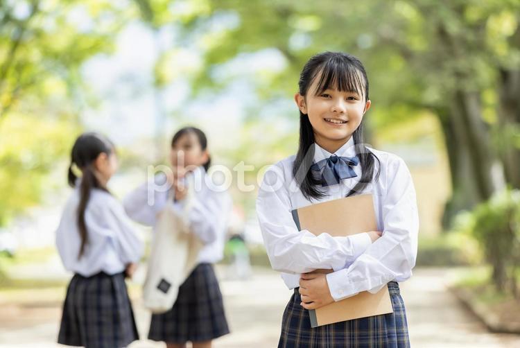 ノートを持って微笑む学生 学生,女の子,小学生の写真素材