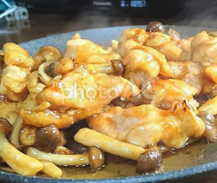 鶏としめじの炒めもの 鶏,鶏肉,モモ肉の写真素材