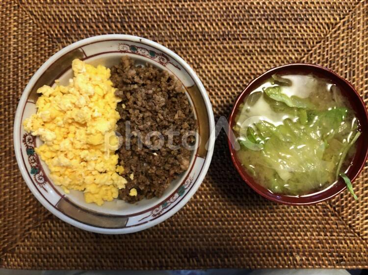 そぼろ丼と味噌汁 牛そぼろ,いり卵,味噌汁の写真素材
