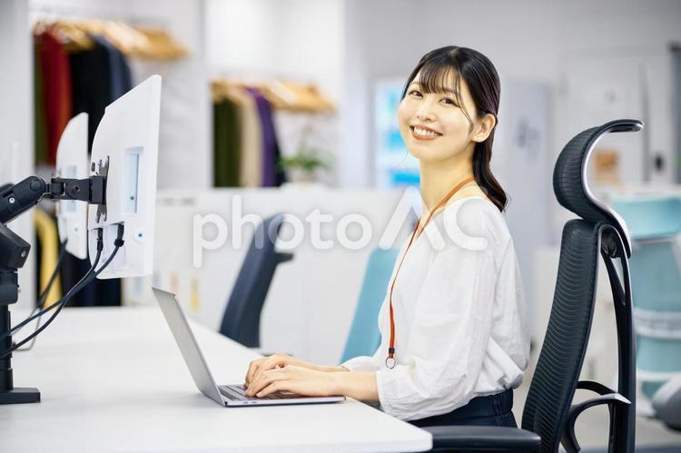 ビジネスウーマン　笑顔　若い女性　 ビジネスウーマン,女性,笑顔の写真素材