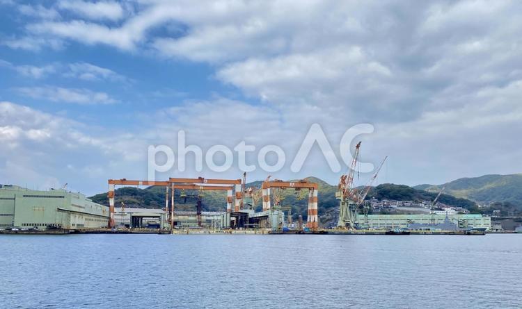 長崎湾にある三菱重工業長崎造船所　遠景 長崎湾,三菱重工業,長崎造船所の写真素材