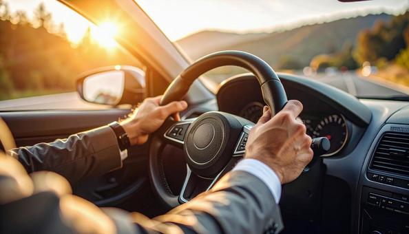 自動車を運転する男性の手 自動車を運転する男性の手の写真