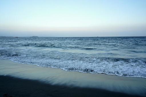 夕暮れの海岸に打ち寄せる波 夕暮れの海岸に打ち寄せる波 海,波,海岸の写真素材