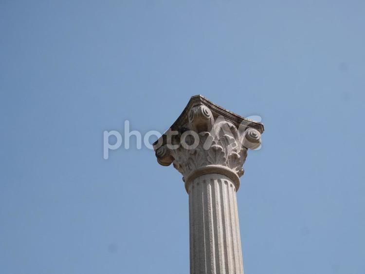 ギリシャ風の柱と青空 柱,ギリシャ風,建築の写真素材