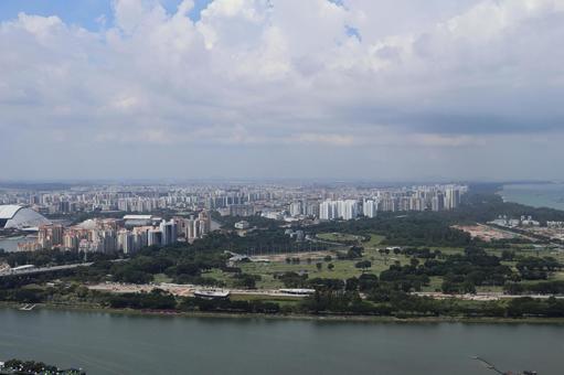 シンガポールの海と公園と高層ビルの街並み シンガポールの海と公園と高層ビルの街並みの写真