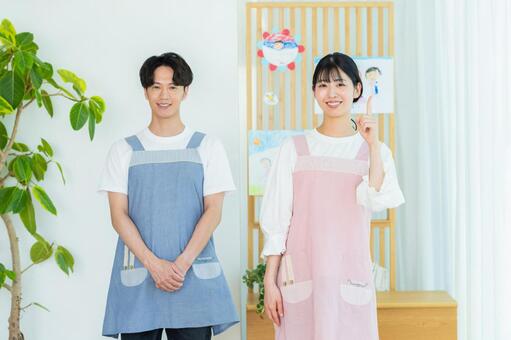 エプロンをして働く人 保育士,笑顔,エプロンの写真素材