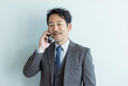 スマートフォンで話すビジネスパーソン スマートフォンで話すビジネスパーソン スマートフォン,ビジネスマン,話すの写真素材
