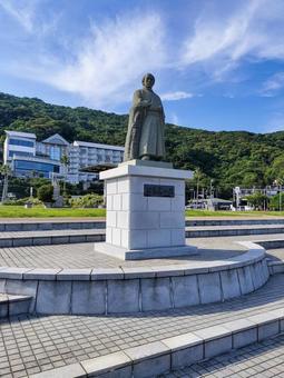 まどが浜海遊公園の坂本龍馬像 まどが浜海遊公園の坂本龍馬像 まどが浜海遊公園,坂本龍馬像,伊豆半島の写真素材