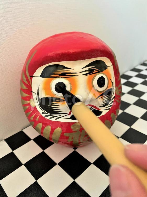 だるまの目入れ（縦位置写真） だるま,目入れ,目の写真素材