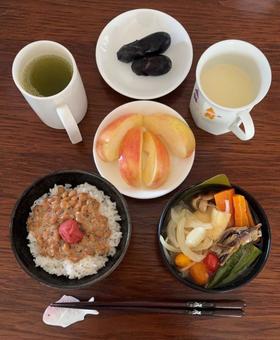 オクラなど野菜の具沢山みそ汁などの朝食 オクラなど野菜の具沢山みそ汁などの朝食 朝食,あきたこまち,ご飯の写真素材