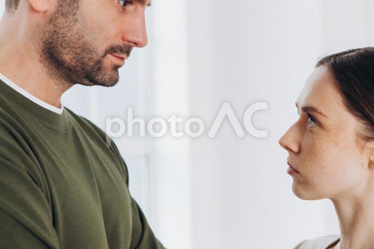 腕を組んで対立するカップルのアップ カップル,夫婦,対立の写真素材