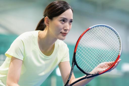 スポーツジムでテニスをする若い女性 テニス,テニススクール,スポーツジムの写真素材