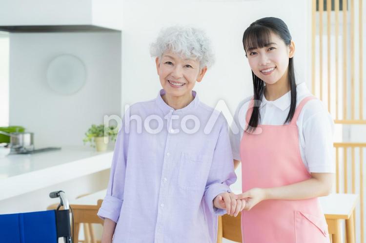 シニア女性を介護をする介護士の女性 介護,介護士,シニアの写真素材