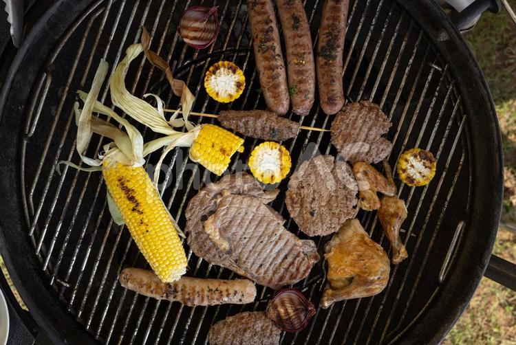 真上から見たとうもろこしとステーキとソーセージなど バーベキュー,肉,焼き料理の写真素材