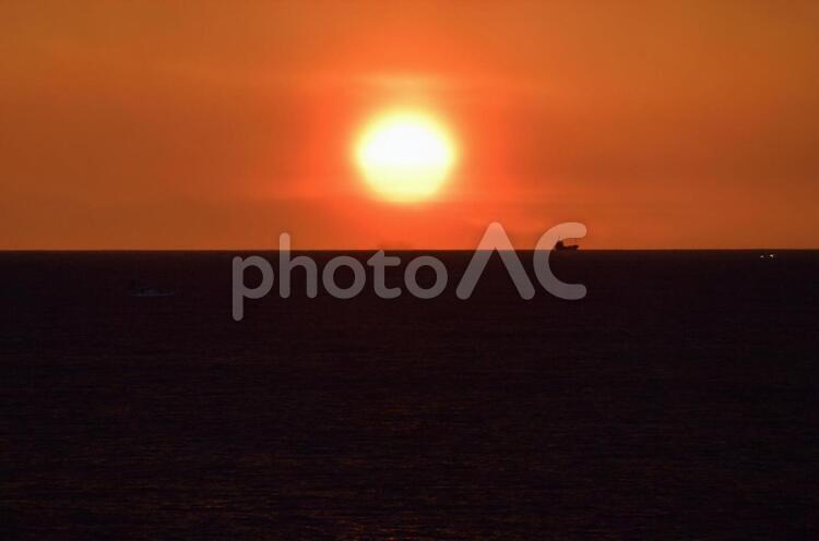 夕焼けと船 夕日,夕焼け,水平線の写真素材