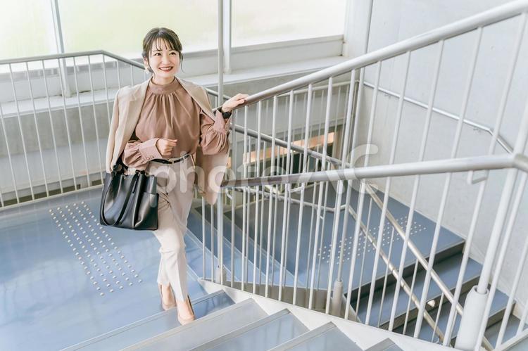 階段を登る出社する女性・ビジネスウーマン ビジネスウーマン,女性,階段の写真素材