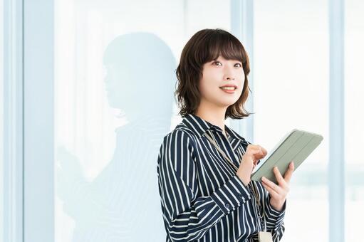 タブレットを使う女性・ビジネスウーマン 女性,仕事,ビジネスウーマンの写真素材