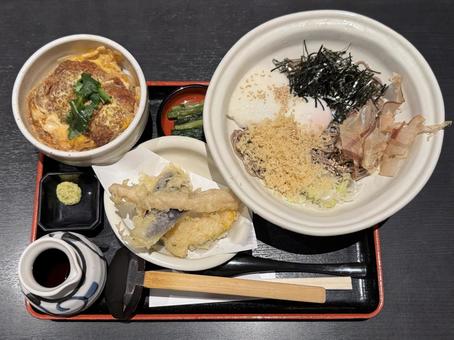 ぶっかけそばとカツ丼セット+野菜天ぷら ぶっかけそばとカツ丼セット+野菜天ぷら 冷やし月見山かけそば,ぶっかけそば,蕎麦の写真素材
