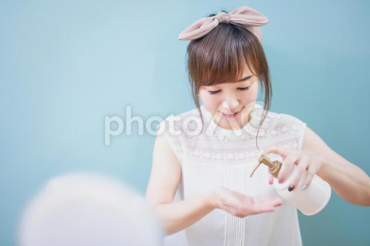 肌を保湿するためにスキンケアする女性 スキンケア,保湿,女性の写真素材