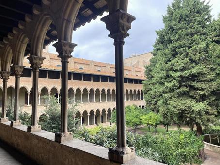 2階の回廊から見たペドラルベス修道院 2階の回廊から見たペドラルベス修道院 バルセロナ,スペイン,ペドラルベス修道院の写真素材
