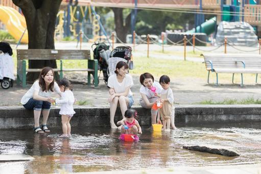 ママ友 母親 育児 水遊び ママ友 母親 育児 水遊び 育児,ママ友,公園の写真素材