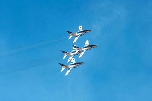 青空のキャンバスに描くアクロバット飛行 ブルーインパルス,bulueimpules,航空自衛隊の写真素材