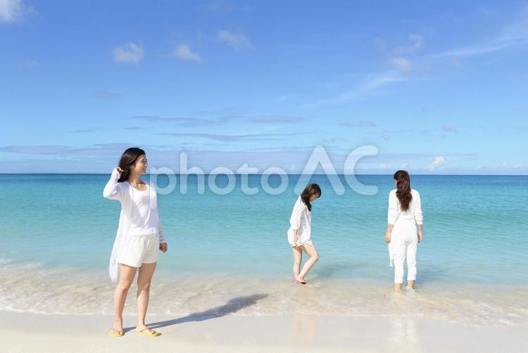 沖縄の綺麗な海辺でくつろぐ女性 日本,沖縄,海の写真素材