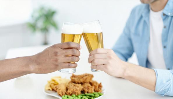 ビールで乾杯する二人の男性の手 ビールで乾杯する二人の男性の手の写真