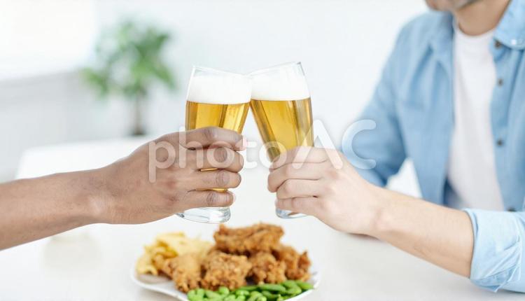 ビールで乾杯する二人の男性の手 ビール,飲み会,宴会の写真素材