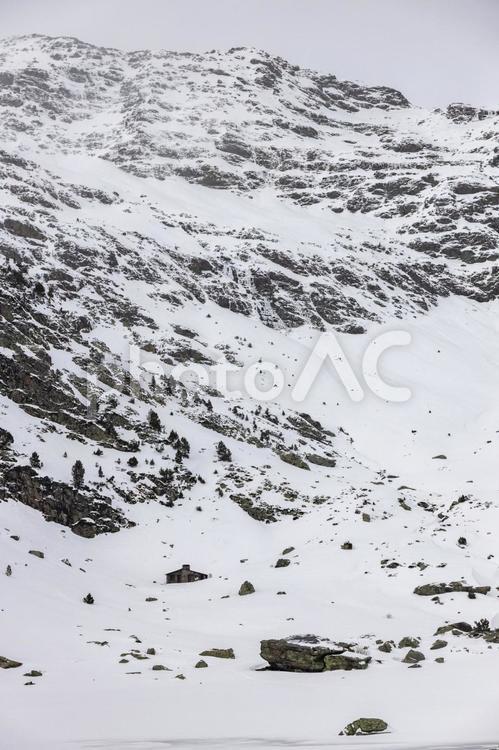 寒々しい冬山の景色 雪山,冬,山岳の写真素材