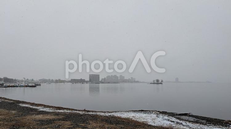 もやにかすむ冬の諏訪湖畔 諏訪湖,冬,雪景色の写真素材