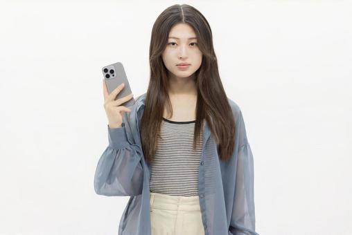スマートフォンを使う若い女性 スマートフォンを使う若い女性 女性,スマホ,スマートフォンの写真素材