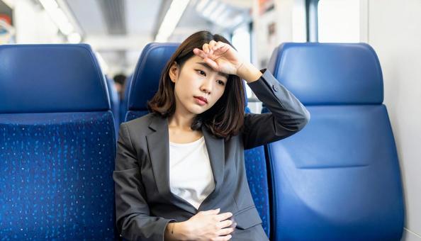 電車内で体調が悪くなった日本人女性の写真