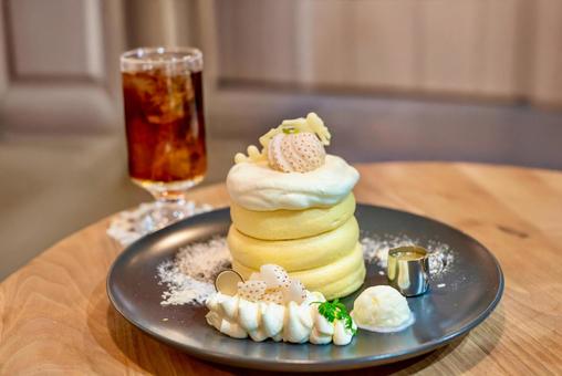 白いちごをトッピングしたパンケーキ 白いちごをトッピングしたパンケーキの写真