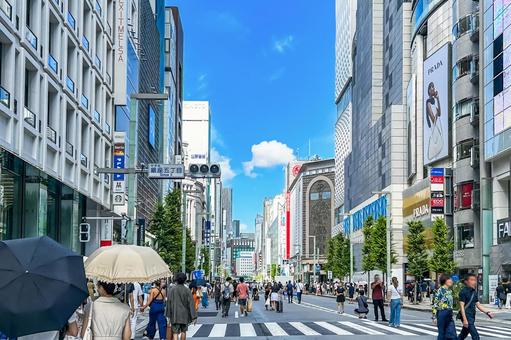 人が大勢行きかう銀座五丁目の街の風景 人が大勢行きかう銀座五丁目の街の風景 銀座,賑わう,銀座通りの写真素材