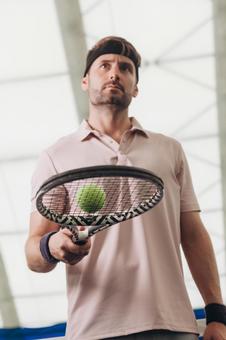 ピンクのシャツを着たスポーツマンの姿 男性,外国人,テニスの写真素材