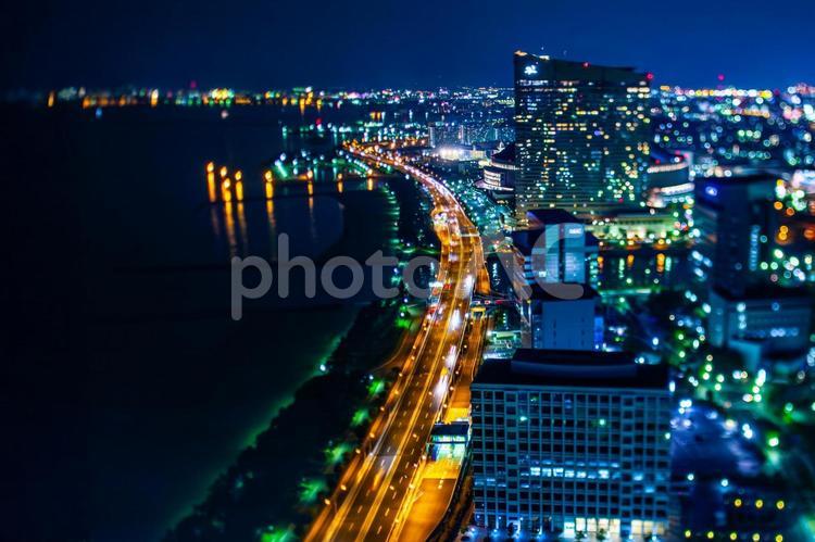 ミニチュア風の海岸線の都会の夜景 海,ビル群,夜景の写真素材