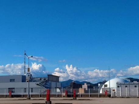 屋上から見た青い空と雲 屋上から見た青い空と雲 空,雲,青空の写真素材