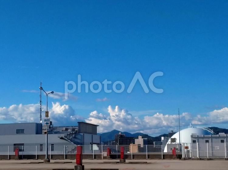 屋上から見た青い空と雲 空,雲,青空の写真素材