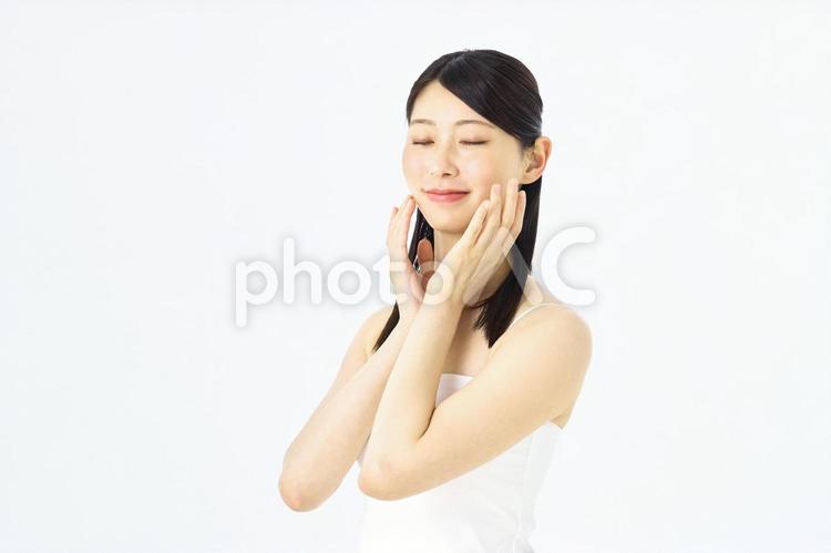 スキンケアをする若い女性　美容 ビューティー,スキンケア,美容の写真素材