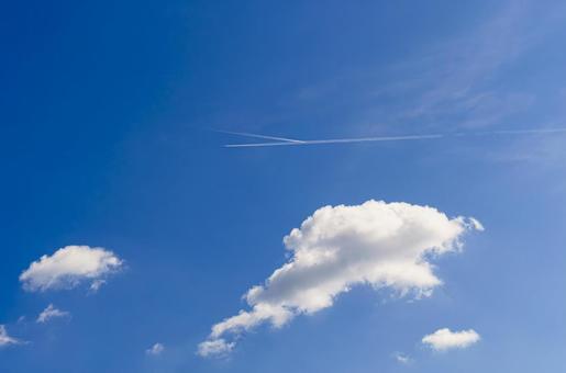 交差する飛行機雲 交差する飛行機雲の写真