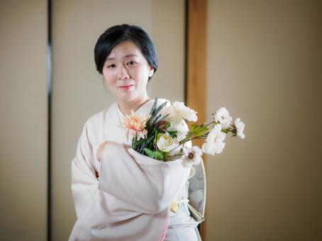 33:花と着物の女性 33:花と着物の女性 着物,花,花束の写真素材