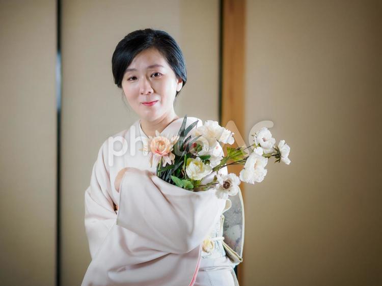 33：花と着物の女性 着物,花,花束の写真素材
