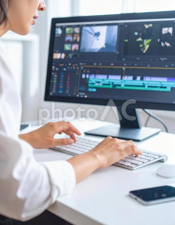 動画の編集をしている人 動画,編集,動画編集の写真素材