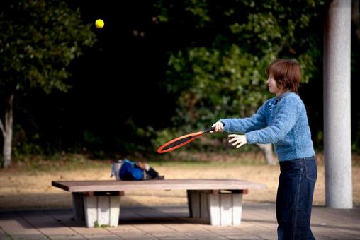 人物＞夕暮れの公園でボール遊びをする女性 女性,笑顔,夕方の写真素材