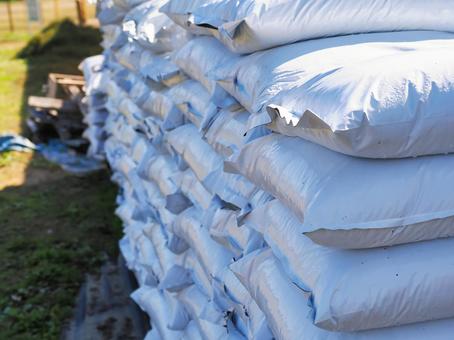 積み上げられた、ビニール袋に入った肥料 肥料,ビニール袋,農業の写真素材