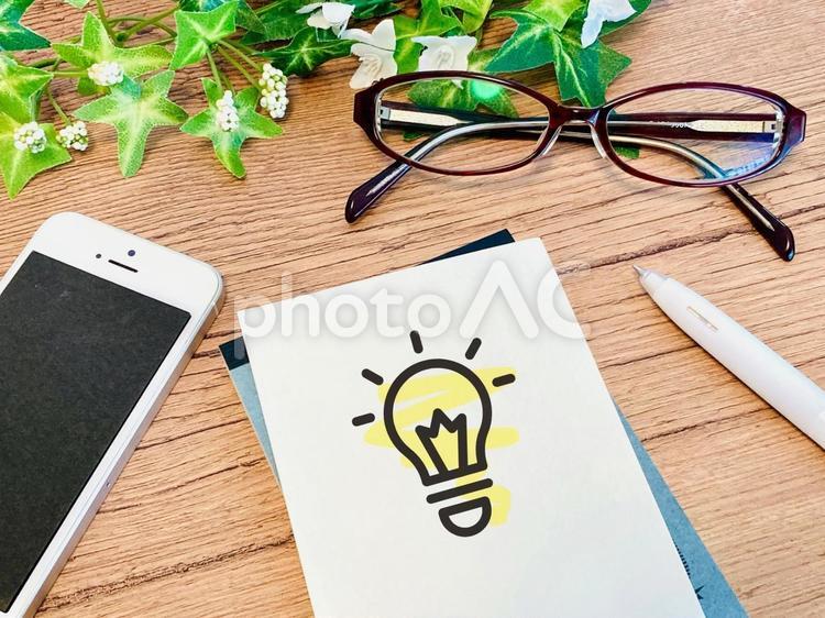豆電球の絵が書かれたメモ 豆電球,アイデア,ひらめきの写真素材