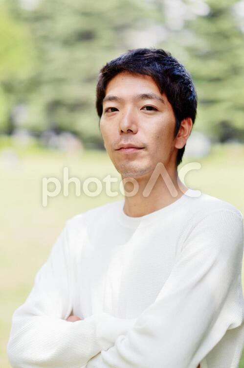 腕を組む男性 男性,若い,腕組みの写真素材