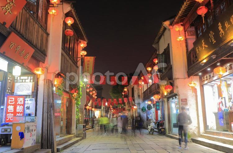 中国　蘇州の歴史的町並み　山塘街の夜景 海外,外国,アジアの写真素材