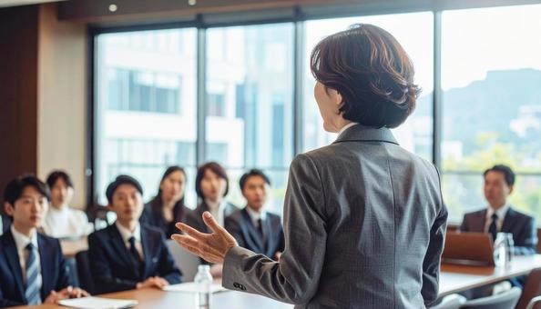 プレゼンテーションをするビジネスマン プレゼンテーションをするビジネスマンの写真